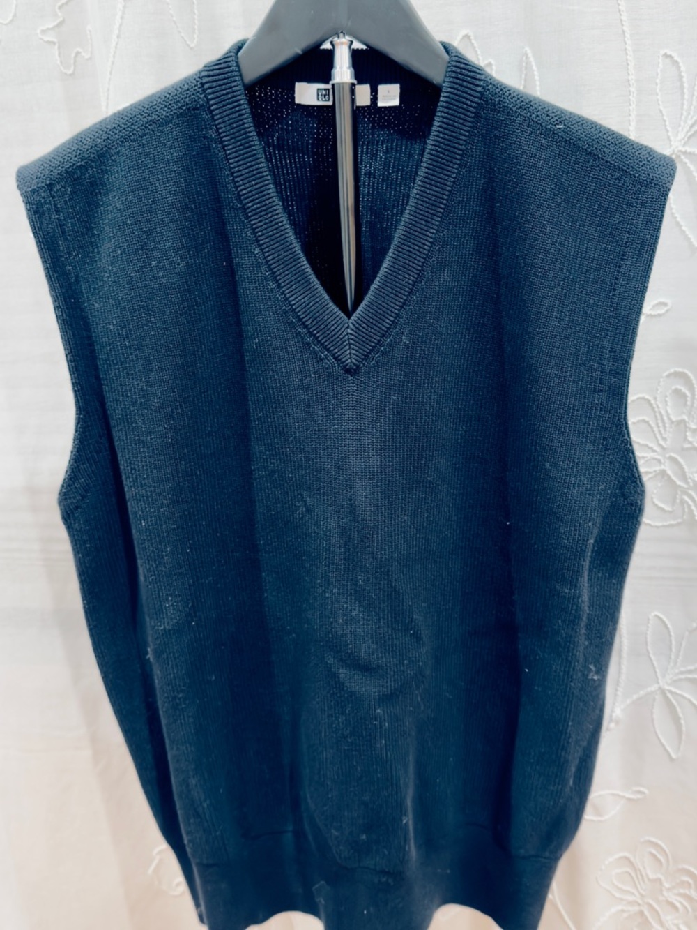 Uniqlo Men's V-Neck Sweater Vest - Black